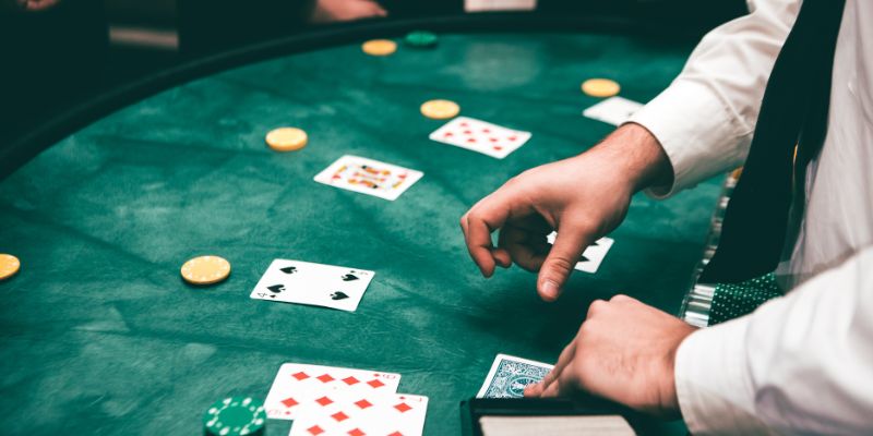 Hướng dẫn chi tiết cách đánh bài poker giành thắng lớn 2024